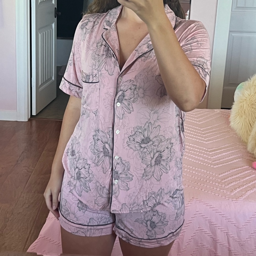 Absolutely gorgeous and extremely comfortable brand new VS pajama set 🎀